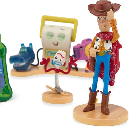 Disney Store Official Toy Story 5 Figure Set –7 Fully Sculpted Disney Figures Including Woody, Buzz, Forky, Lilypad, Bullseye, Jessie & Tech Trio in Double-Tiered Box with Scenic Backgrounds